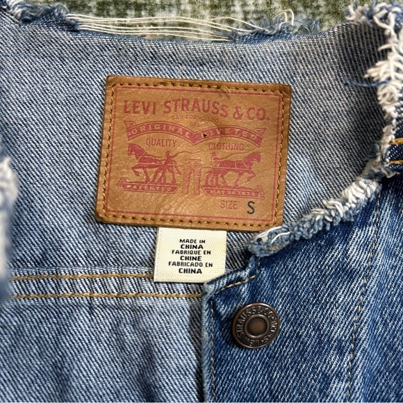 Levi's small raw hem no collar denim jacket - Picture 2 of 6